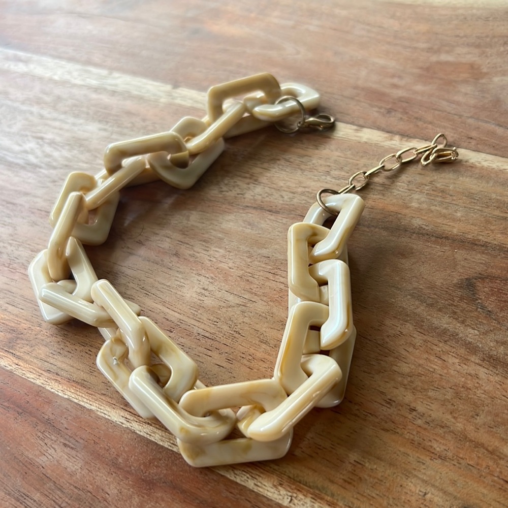Cream/White resin choker necklace 🌴